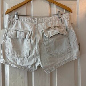 Vintage Abercrombie & Fitch Women's Light Tan Cargo Shorts